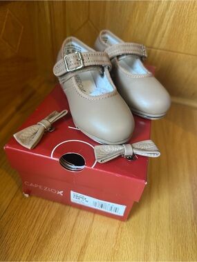 NWT 7W Capezio Girls Tan Mary Jane Tap Shoes with Bow Clips